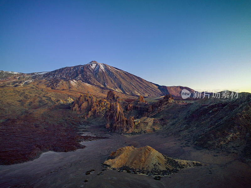 西班牙特内里费岛日出时的Teide和Roques de Garcia鸟瞰